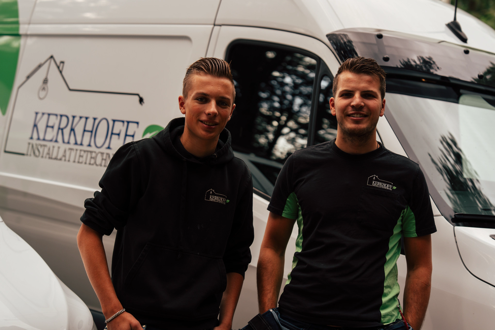 Het team van Kerkhoff Installatietechniek bij de bedrijfsbus